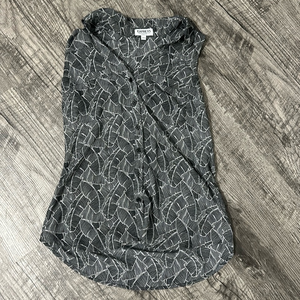 Express Portofino - short sleeve button down. XS. Black & Grey stripes/leaves